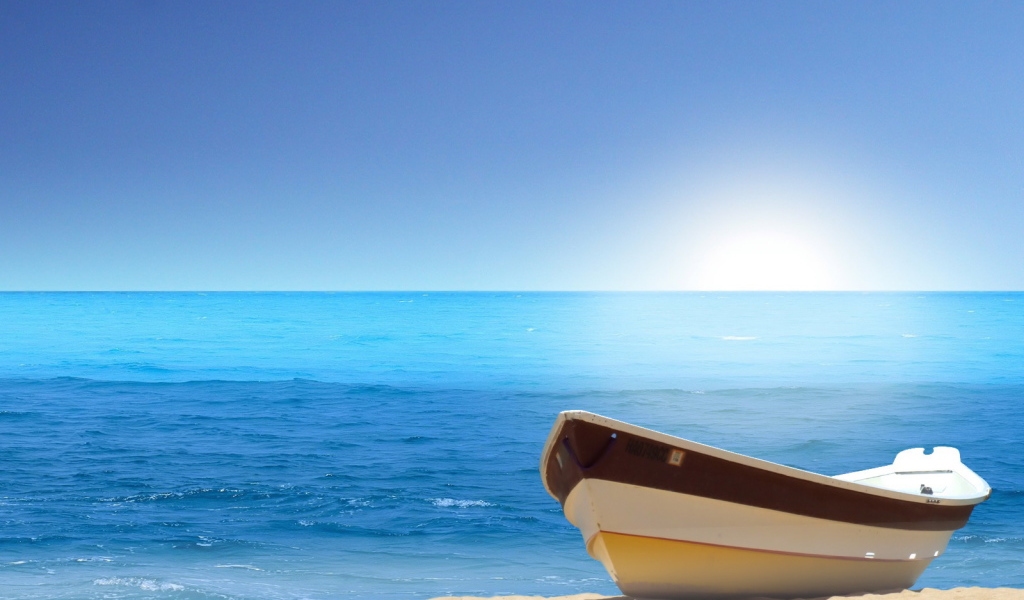 Лодка на морском пляже