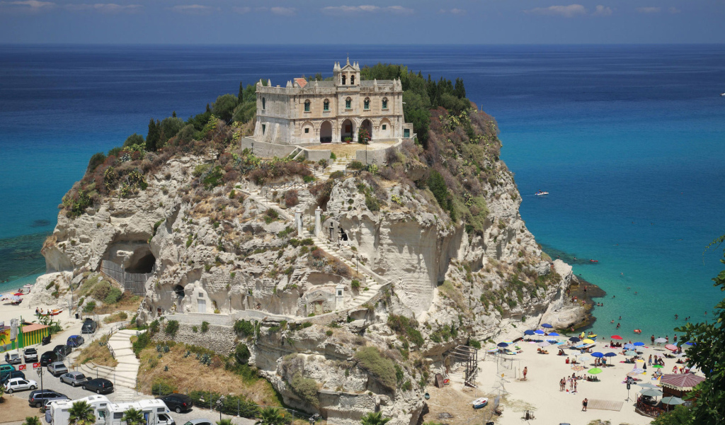 Замок на берегу моря