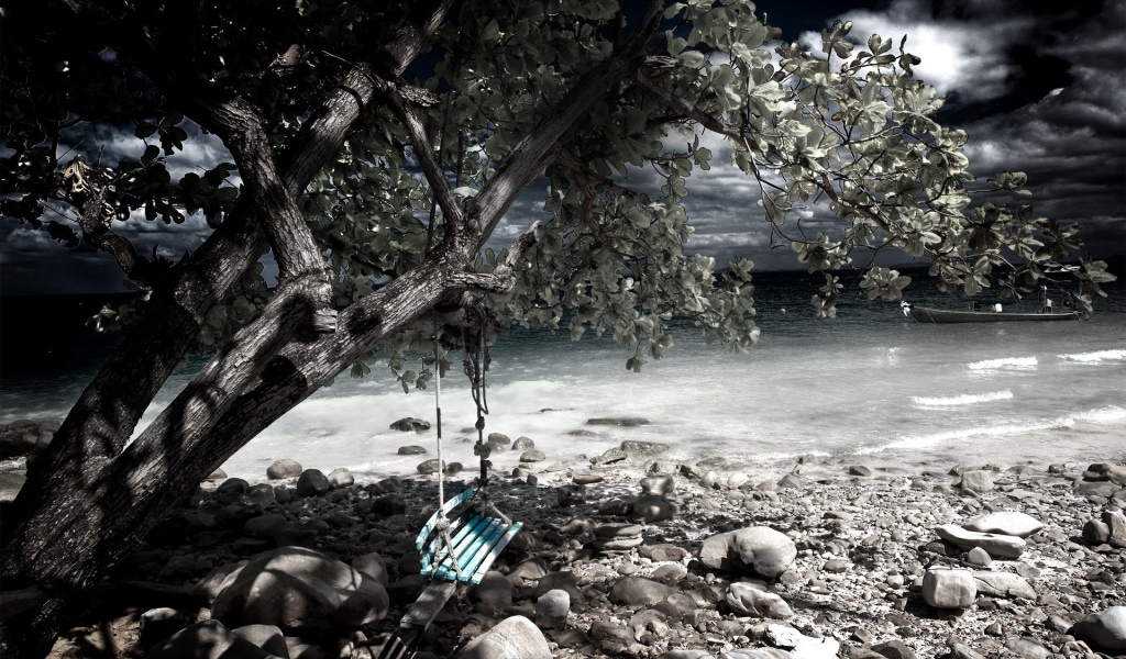 Качели на берегу моря