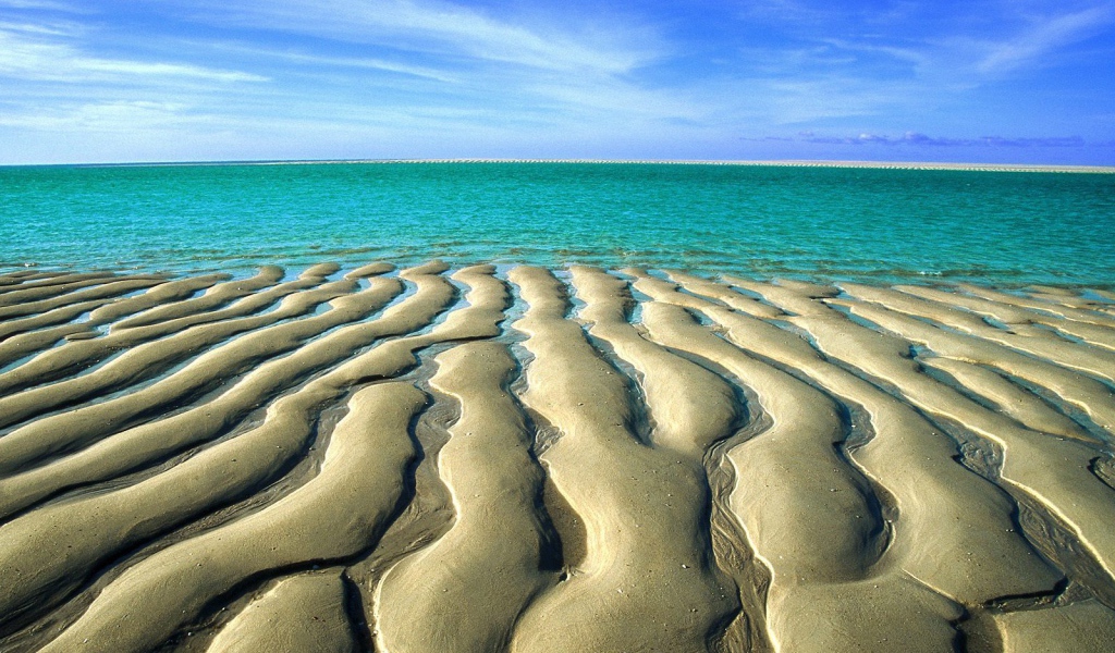 Волнистый песчаный берег