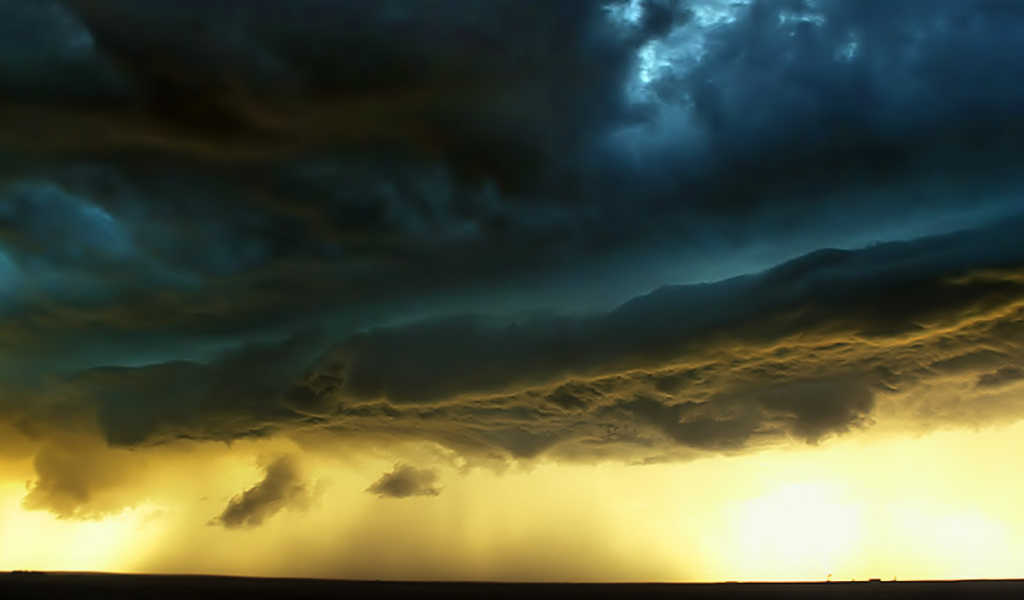 Грозовые тучи на закате