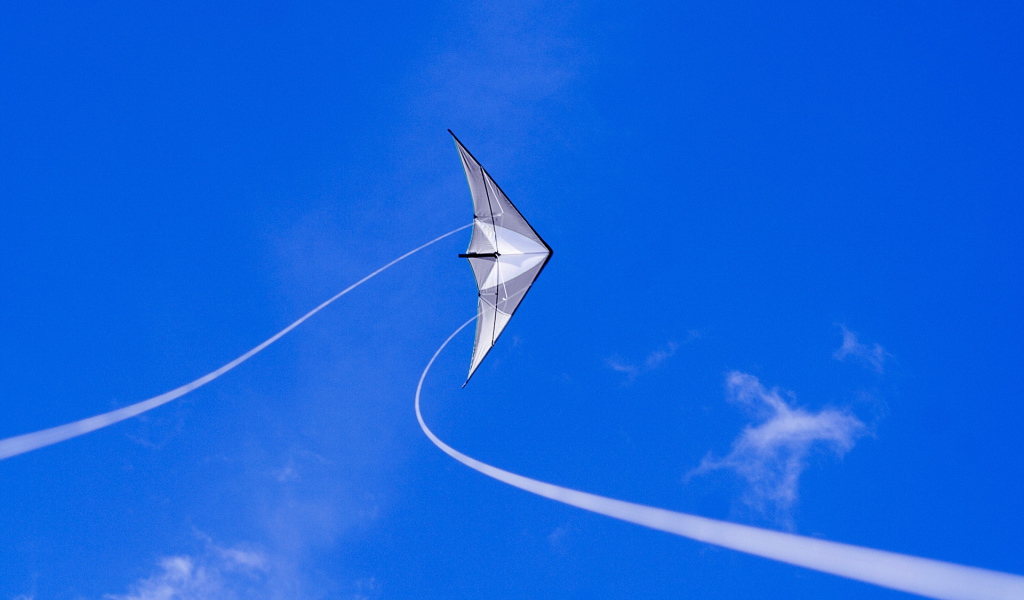 Летающий змей на чистом небе