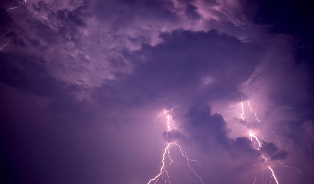 Яркая вспышка молнии