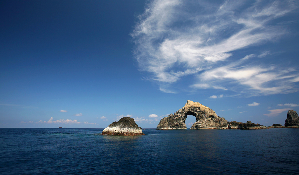 Рифы и скалы