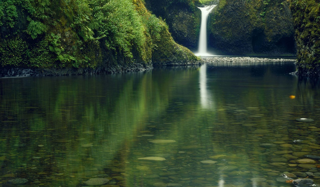 красивый водопад