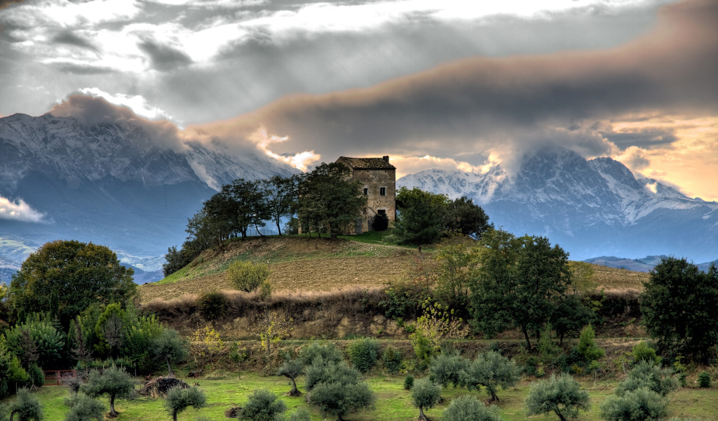 Дом среди высоких гор