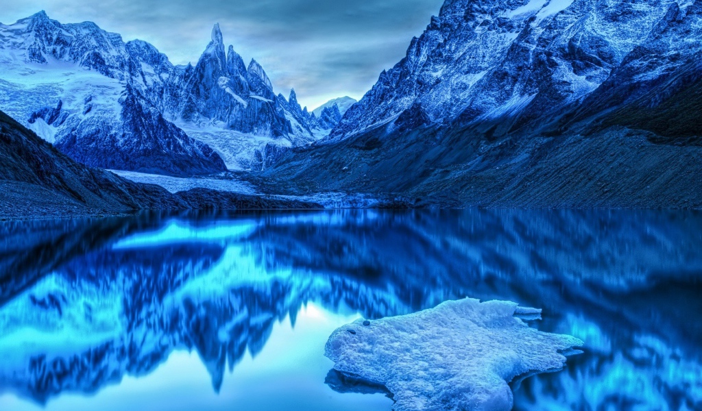 Чистое озеро высоко в горах