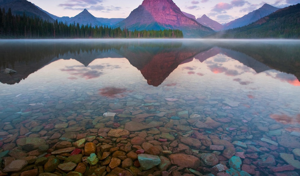 Кристально чистое горное озеро