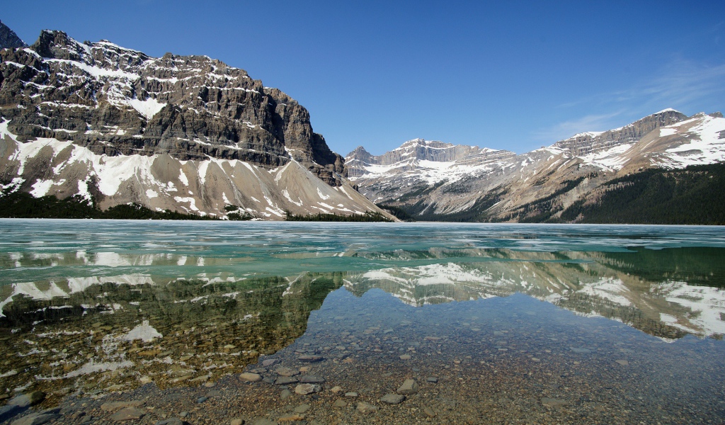 Озеро в горной долине