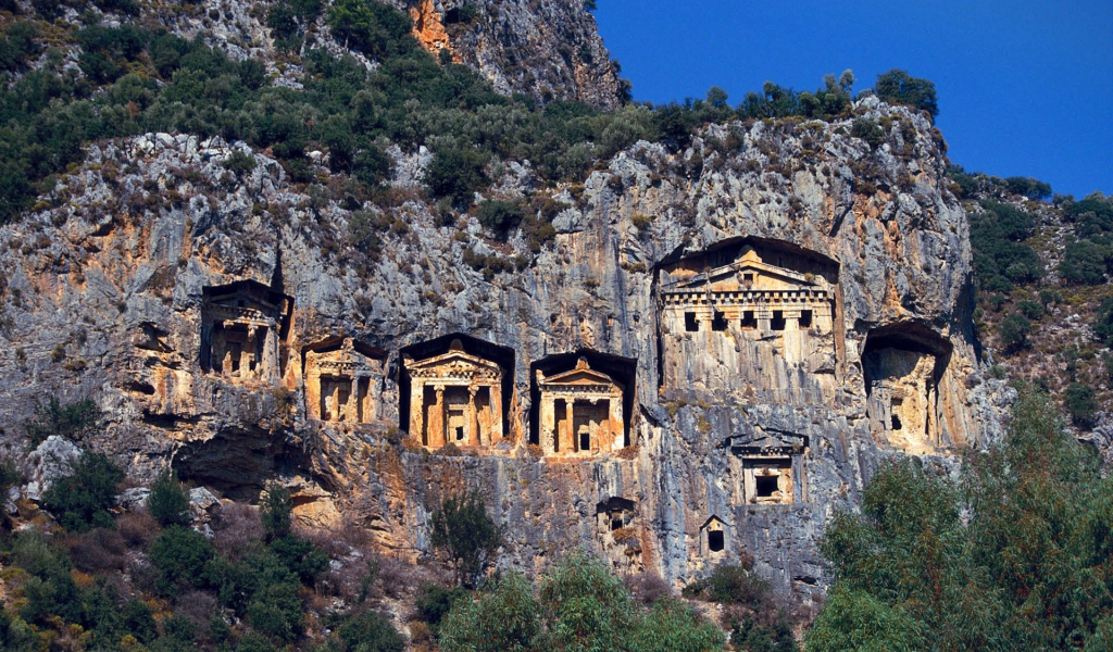 Деревня высеченная в горах