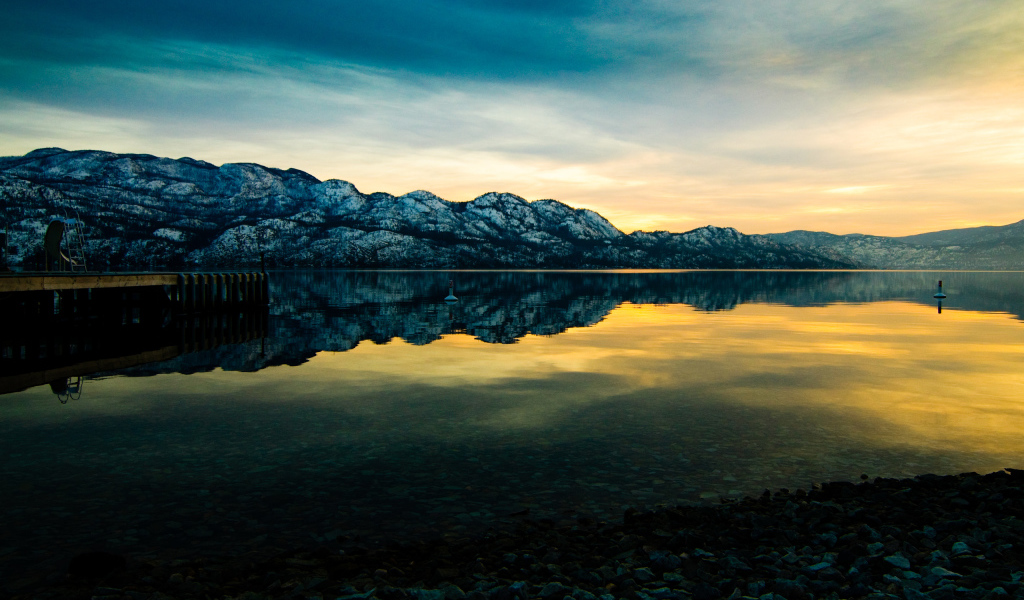 Заснеженные горы у озера