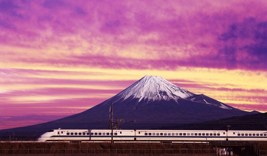 Заснеженная верхушка горы