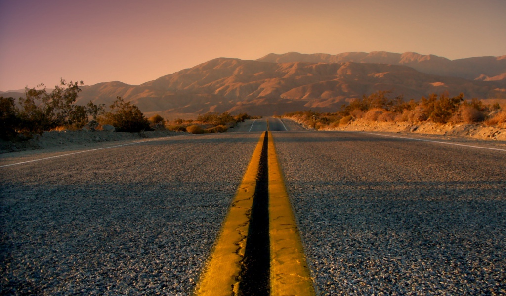 Дорога в направлении гор