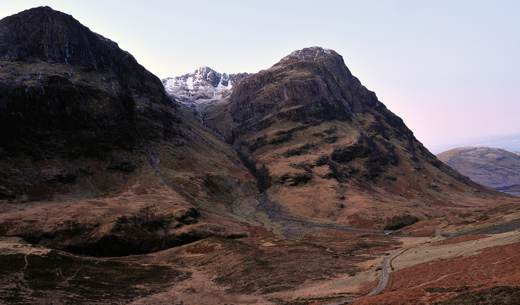 Долина у подножия гор