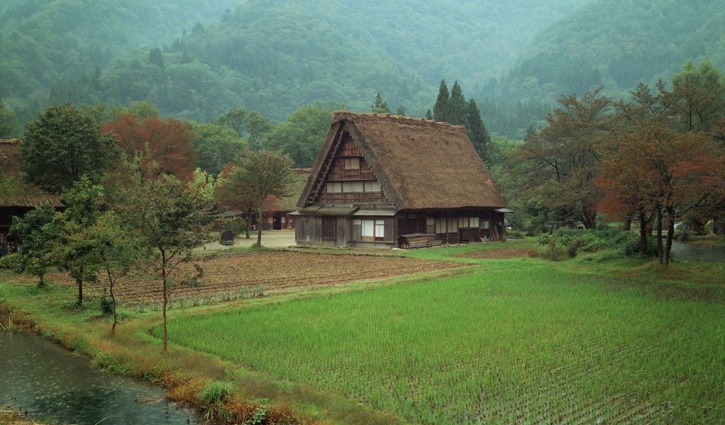 Деревня у подножия гор