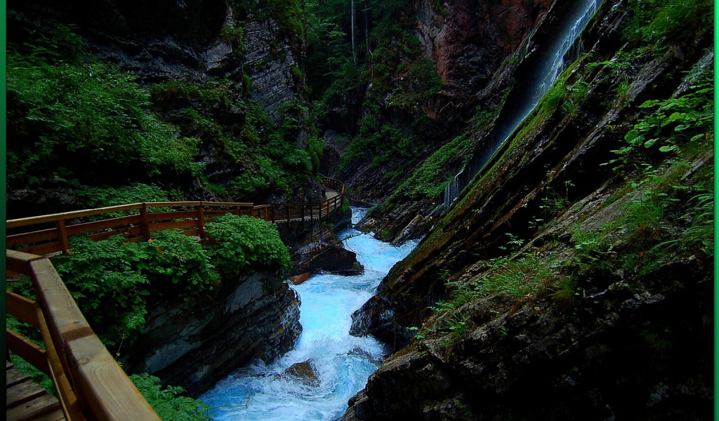 Дорожка вдоль горной реки