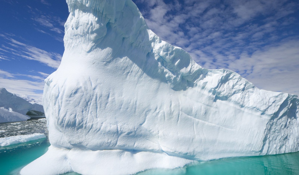 Огромный айсберг