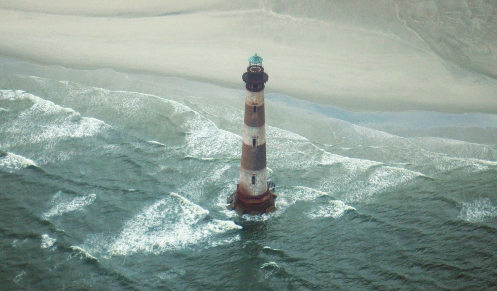 Красивый маяк