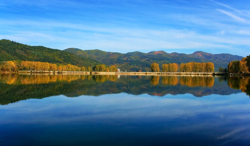 Спокойное озеро