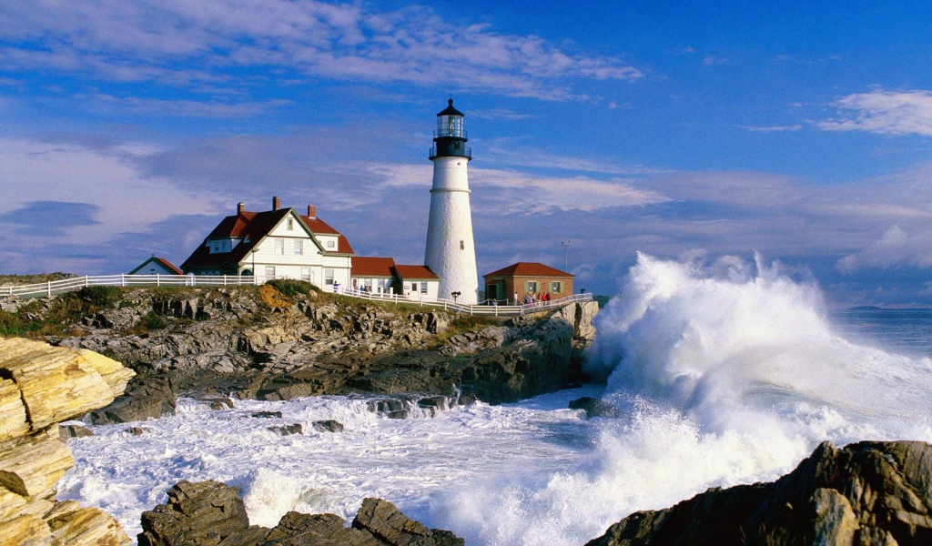 волны у маяка