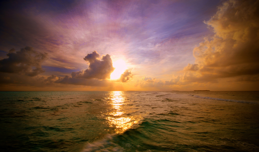 Закат на морском горизонте