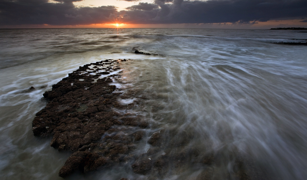 Омывающиеся морем камни