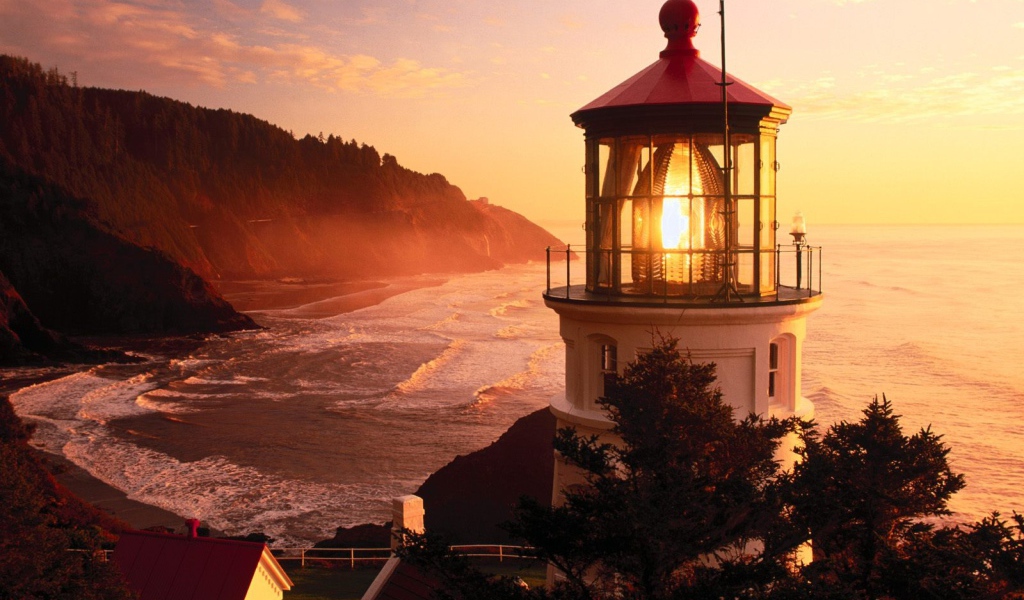 Свет маяка на закате