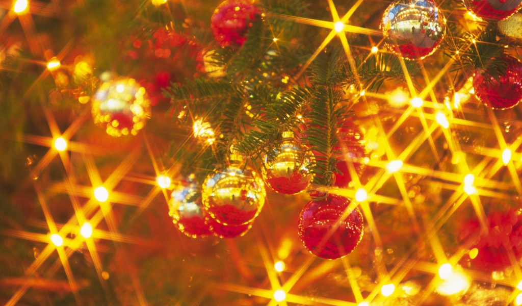 Шарики на елке