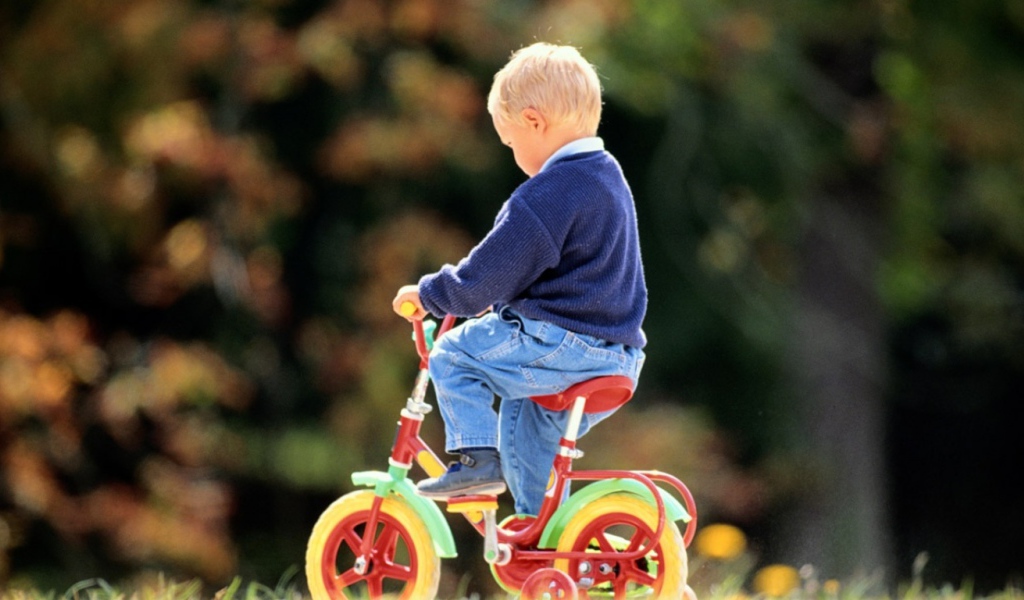 Мальчик на велосипеде