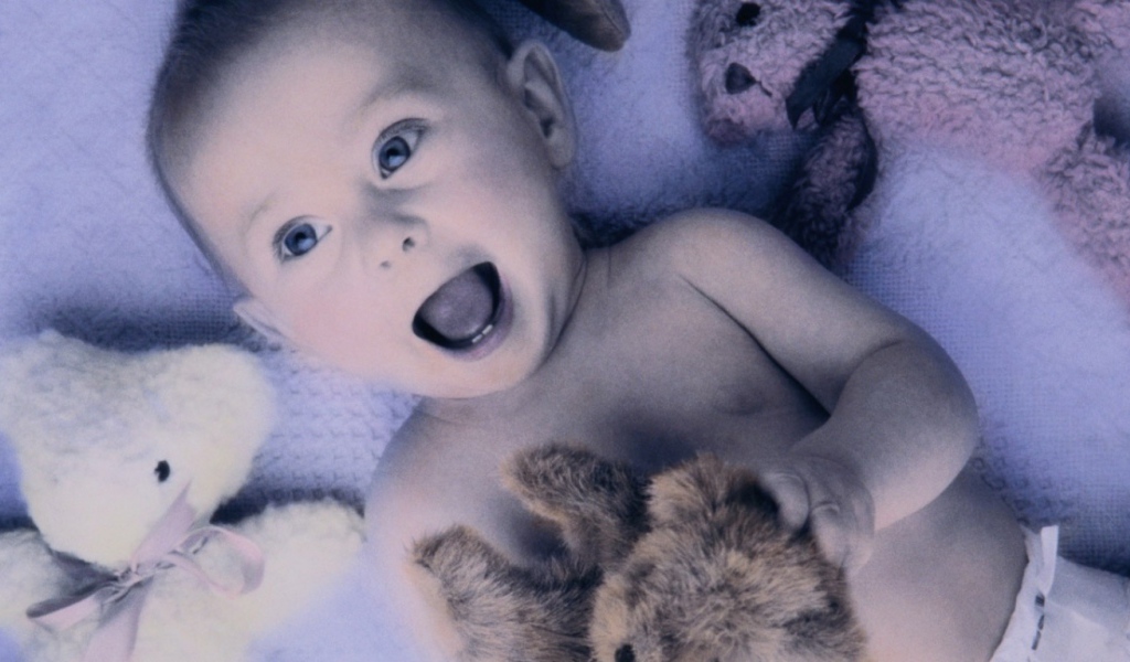 Малыш с игрушкой