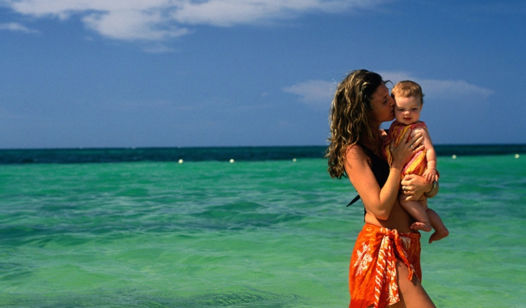 Молодая мама с малышом