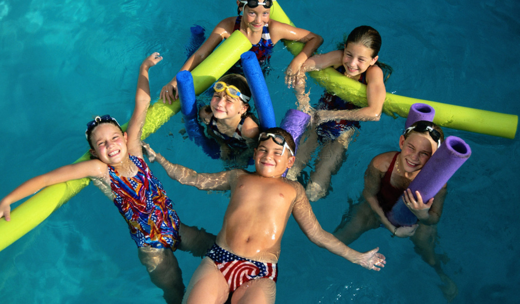 Дети в бассейне