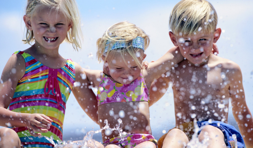 Девочки и мальчик