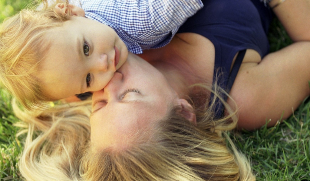 Счастливая мать и ребенок