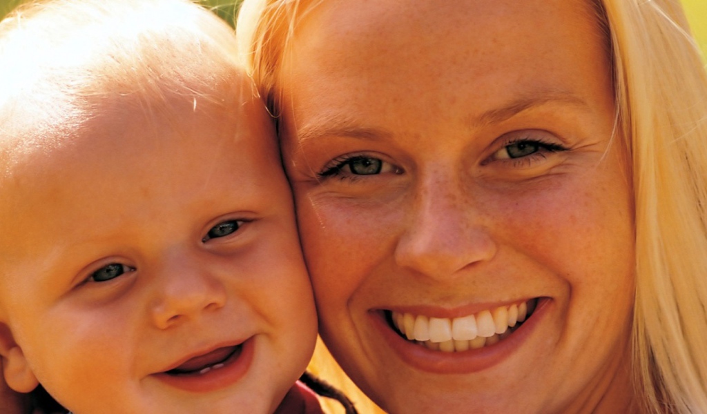 Счастливая мама и ребенок