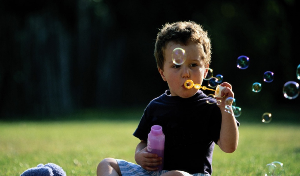 Мальчик и пузыри