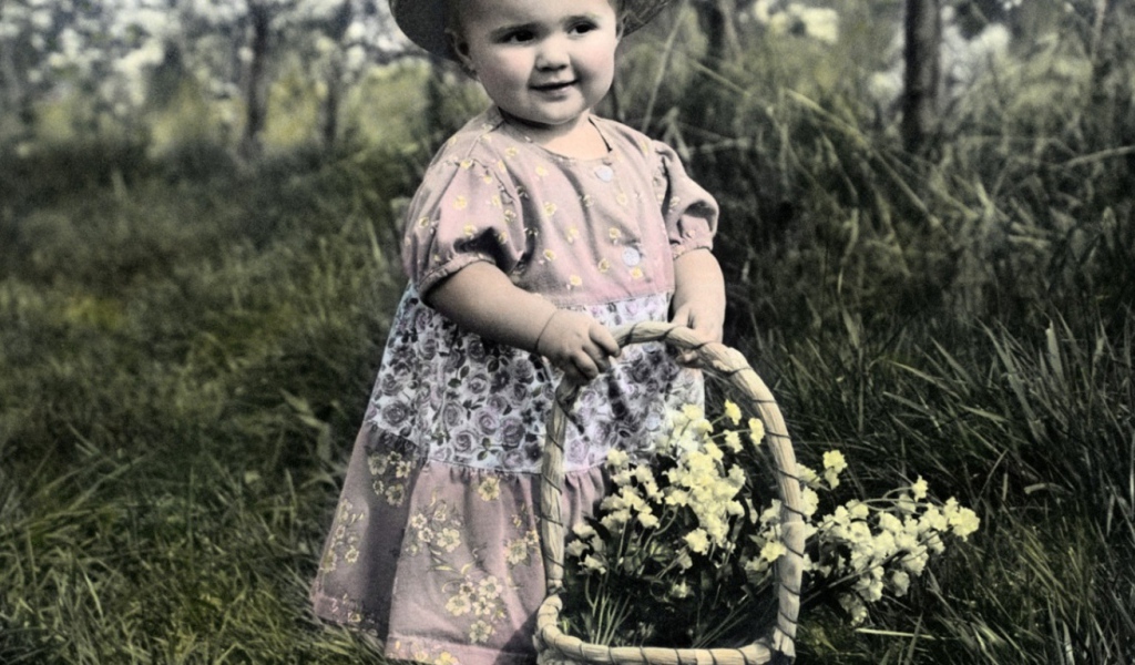 Малышка с цветами