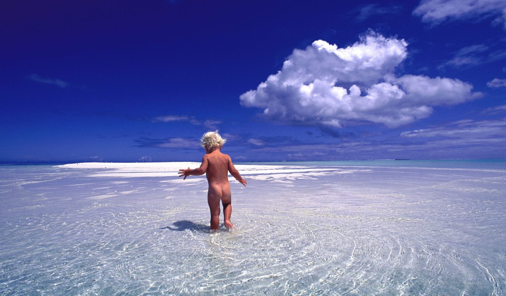 малыш на пляже