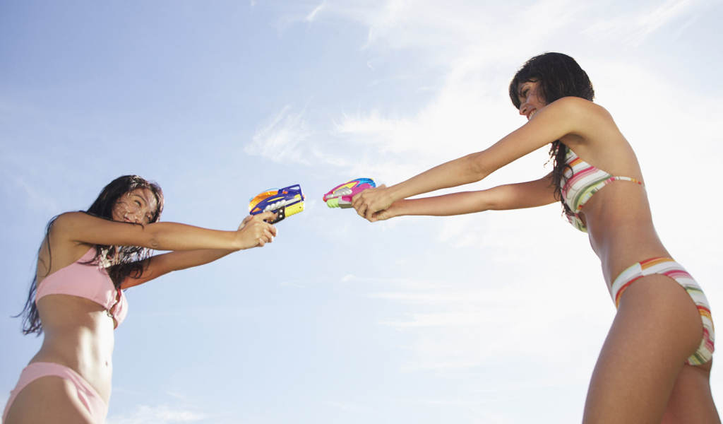 Девченки с водяными пистолетами