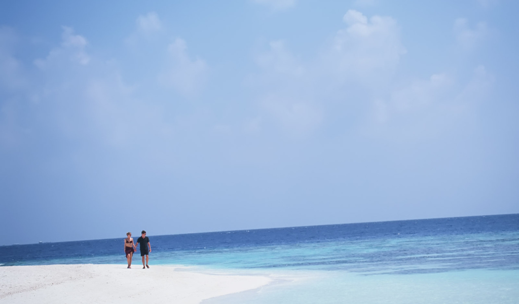 Парочка у моря