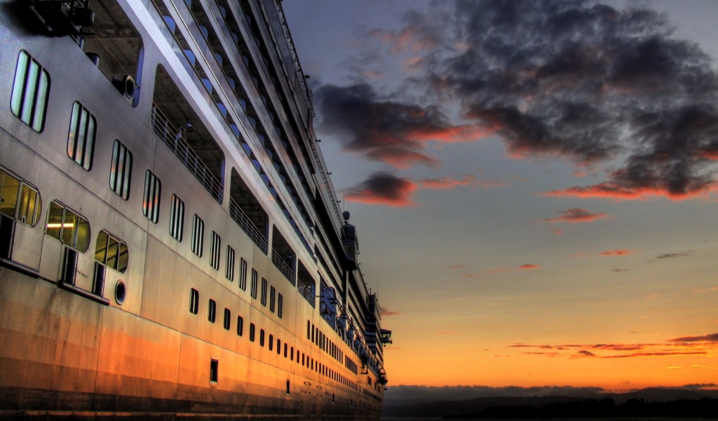 Круизный лайнер на закате