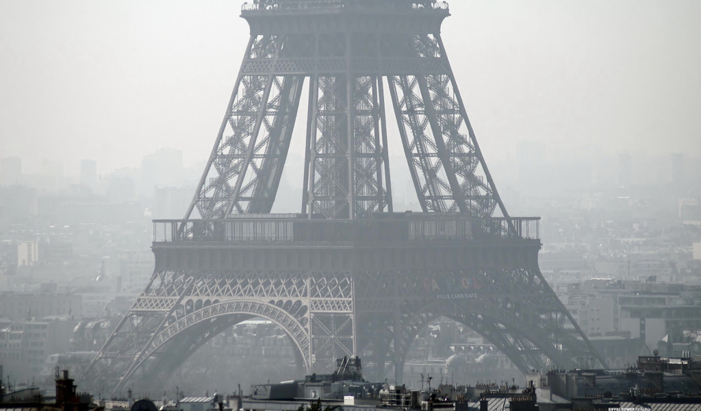 Вид на Эйфелеву башню