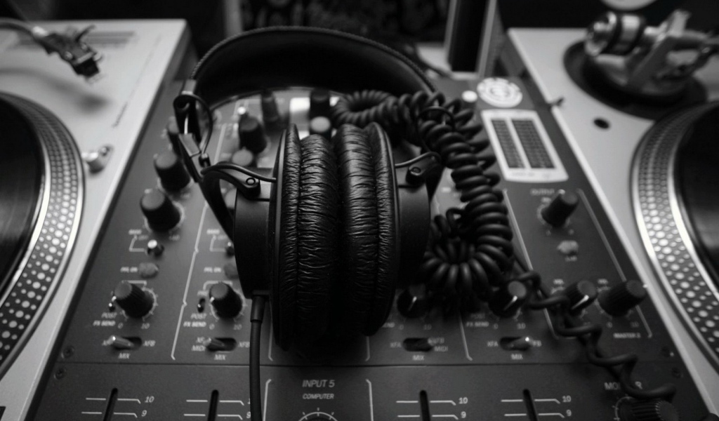 Диджейский пульт