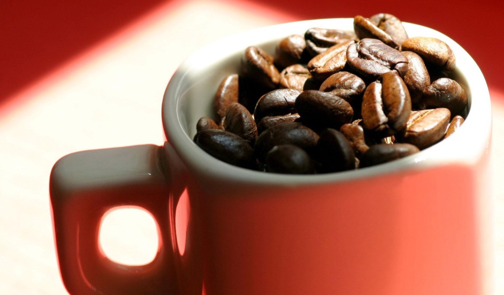 Кружка с зернами кофе