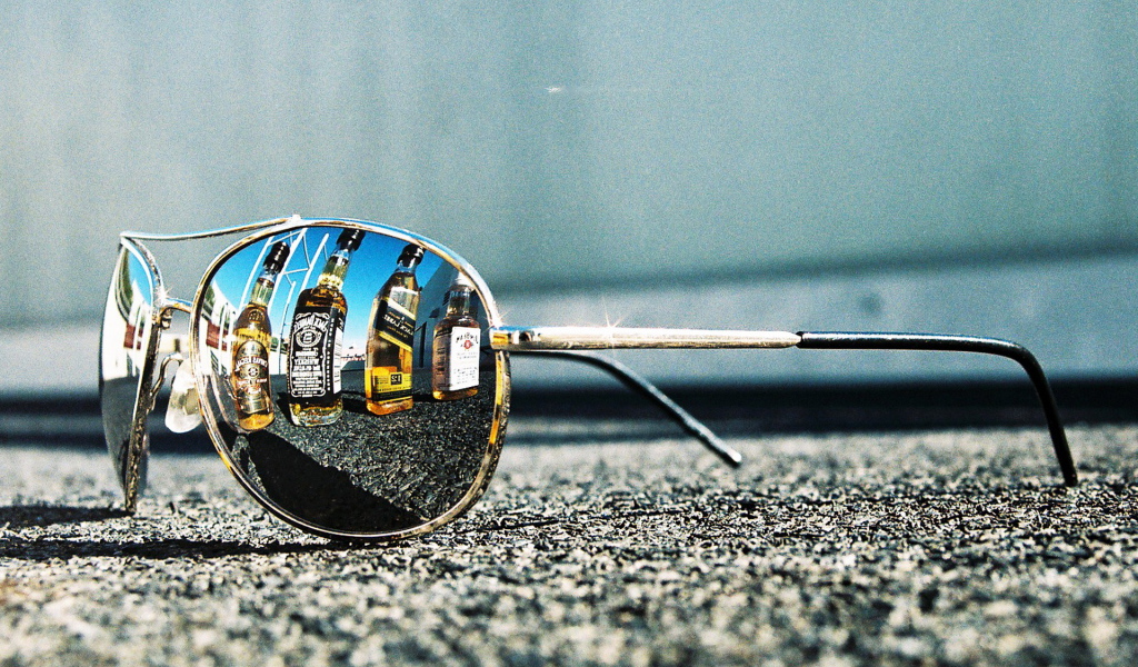 Очки на асфальте