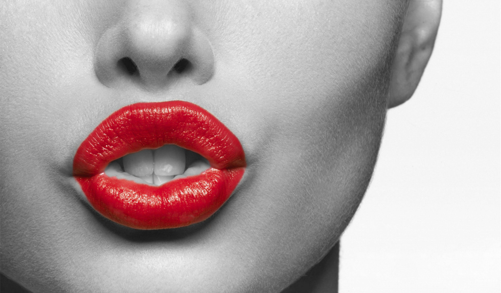 Красная помада на губах