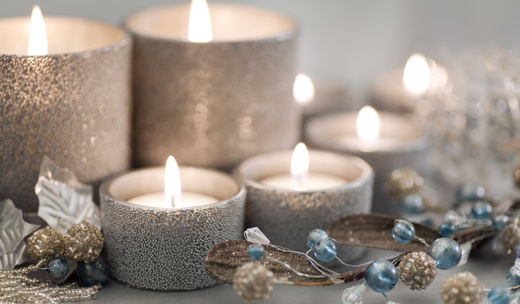 Горящие свечи