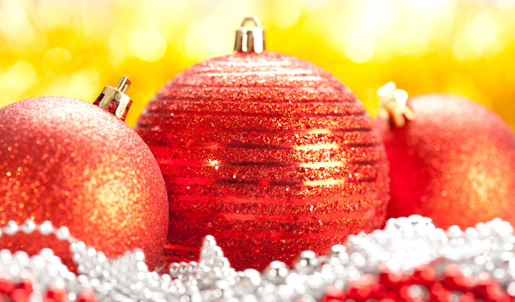 Декоративные шарики на елку