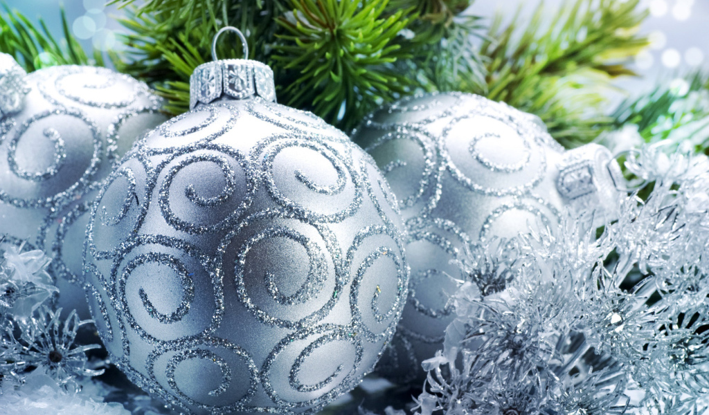 Серебристые шары