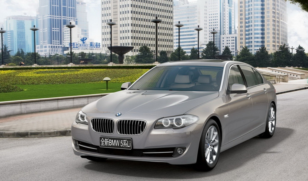 BMW 5 Series Long Wheelbaseа на улицах востока